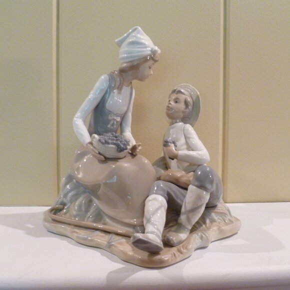 Nao by Lladro Vintage 1977 Figurine 'Chattering' #199 Boy and Girl Eating Grapes - Picture 2 of 16